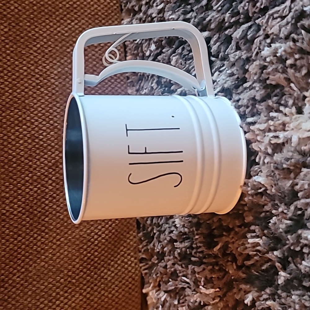 Rea Dunn metal sifter